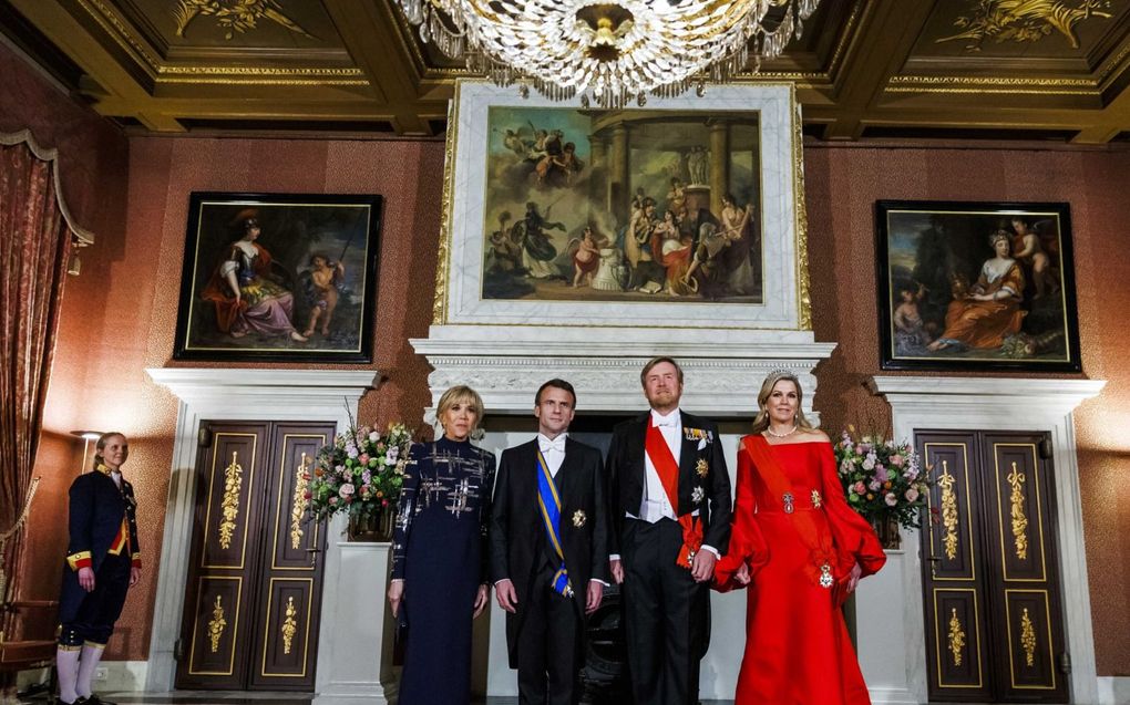 Het Franse presidentiële koppel en het Nederlandse koningspaar poseren in het Paleis op de Dam. beeld ANP, Remko de Waal