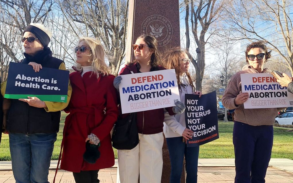 Protest bij het gerechtshof in Amarillo, Texas, tegen het besluit om de abortuspil te verbieden. beeld AFP, Moises Avila