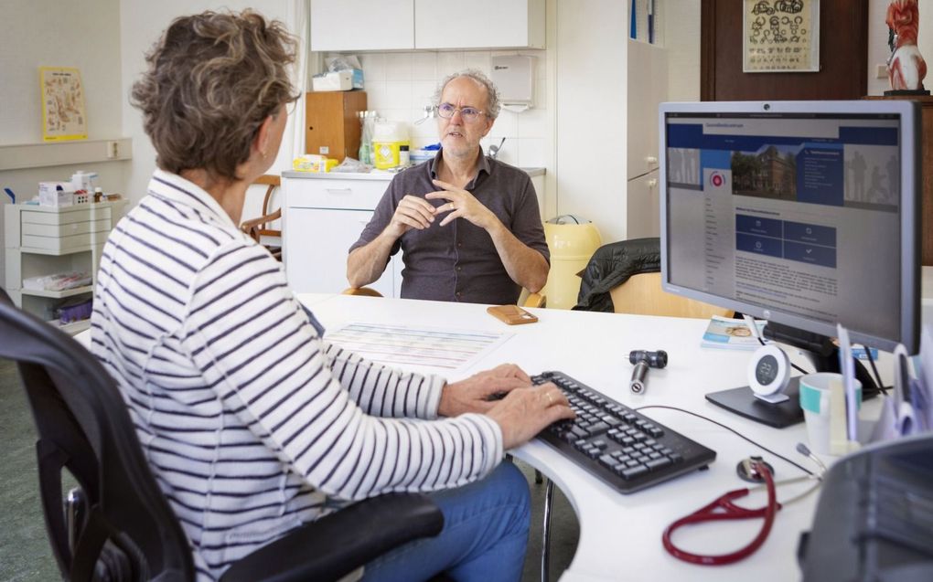 Van een huisarts mag naast vakinhoudelijke deskundigheid ook professioneel gedrag worden verwacht. beeld ANP