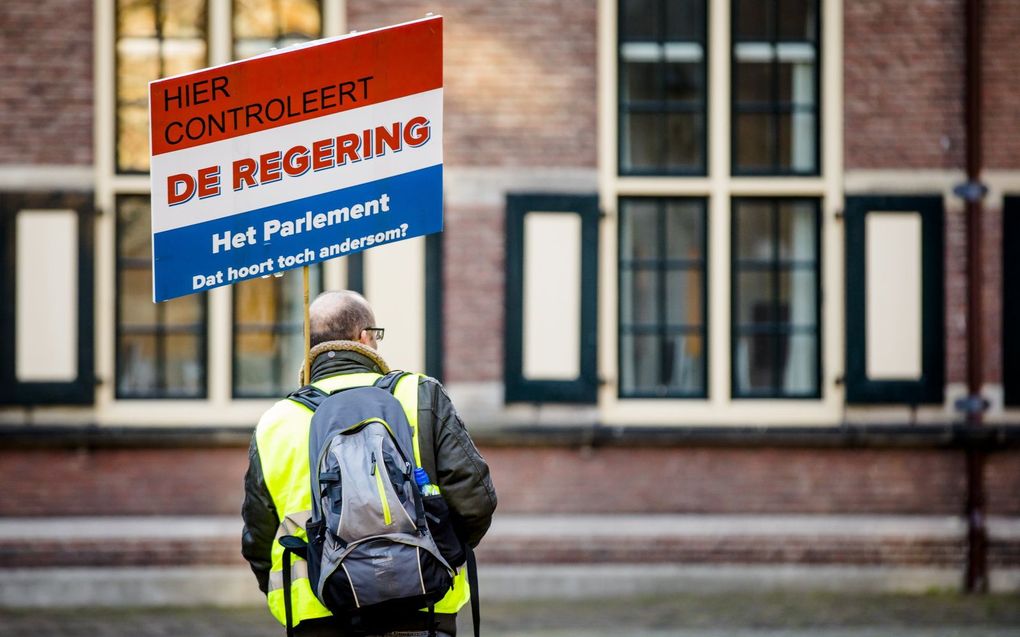 Een demonstrant op het Binnenhof. beeld ANP BART MAAT