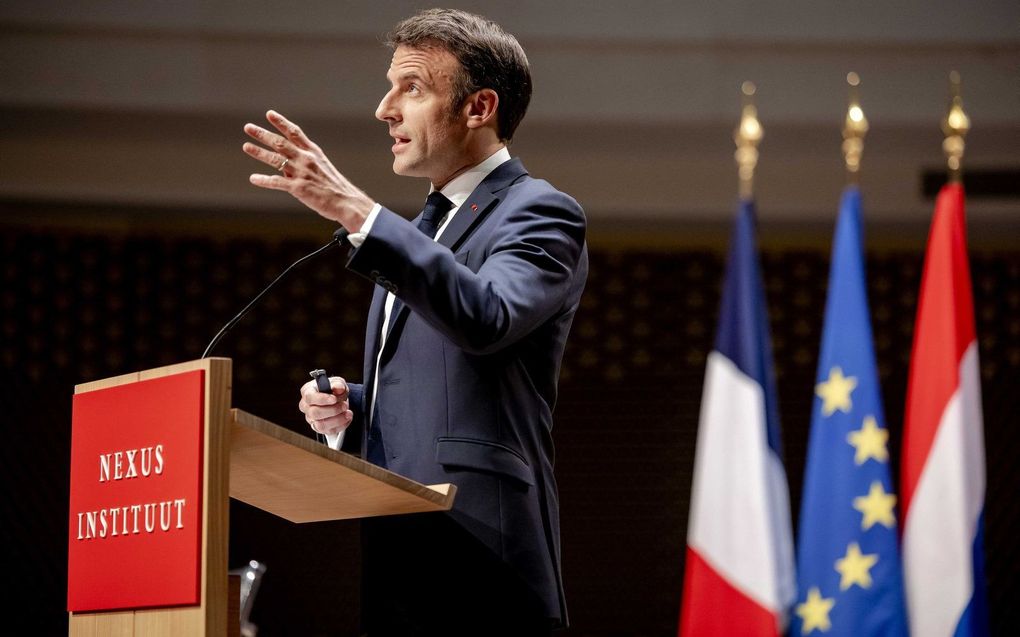 De Franse president Emmanuel Macron tijdens zijn lezing over Europa, maandag in Den Haag. beeld ANP, Robin van Lonkhuijsen