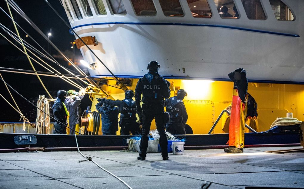 Vissers worden door de politie in de nacht van donderdag op vrijdag staande gehouden en gefouilleerd bij de vismijn in Vlissingen. De vissersschepen zijn tijdens de urenlange politieactie gecontroleerd op ondermaatse –te kleine– vis. Ook de bemanning zou zijn verhoord. beeld ANP, Rijnhout Media