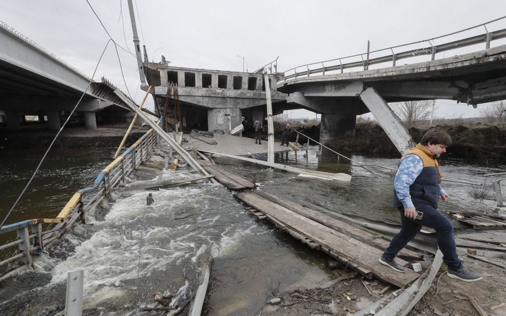 Verwoeste Romanovbrug tussen Irpin en Kyiv. beeld EPA, Sergey Dolzhenko