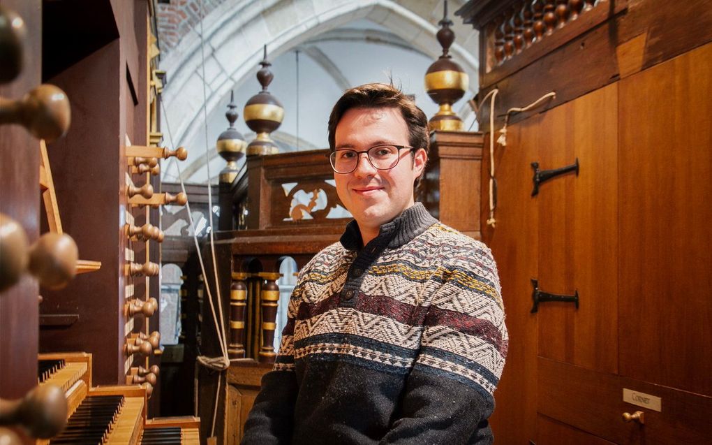 Victor Baena de la Torre achter de klavieren van het Van Hagerbeerorgel in de Pieterskerk Leiden. beeld Pieterskerk Leiden