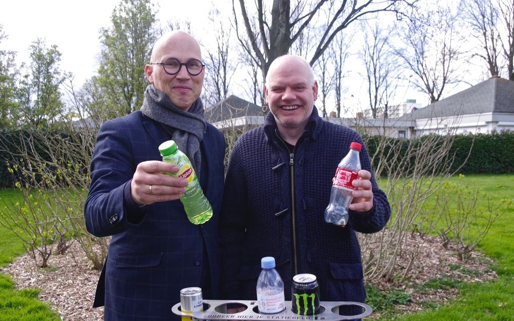 De raadsleden Johnny Lukasse (links) en André Alting nemen de eerste doneerring in Goes in gebruik. Beeld: Van Scheyen Fotografie