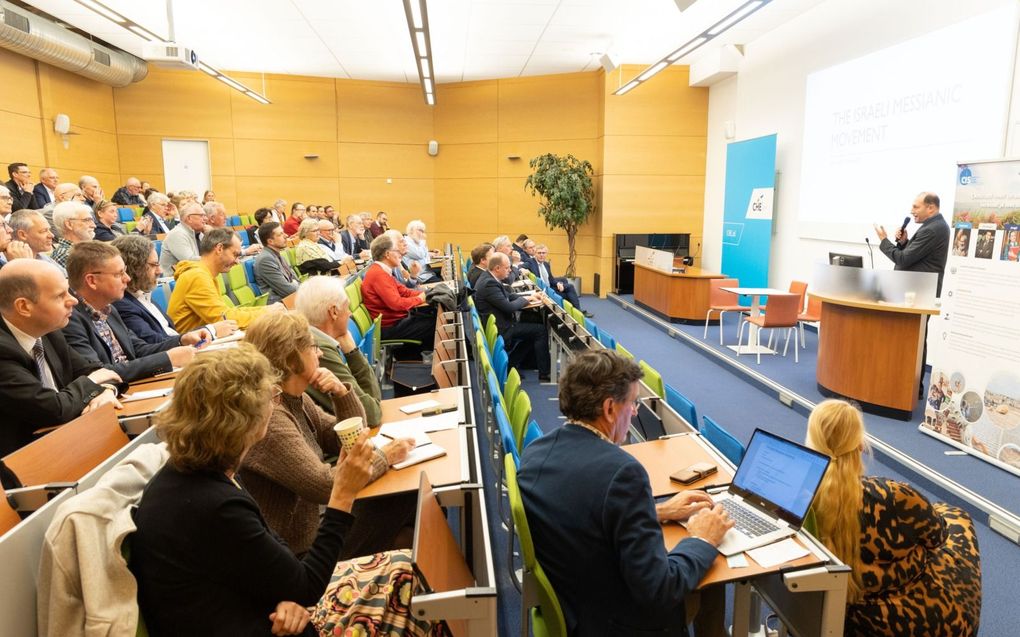 Aan de Christelijke Hogeschool Ede vond vrijdag een symposium plaats over de Messiaanse beweging. Spreker was onder andere Alexander Goldberg (foto). beeld RD, Anton Dommerholt