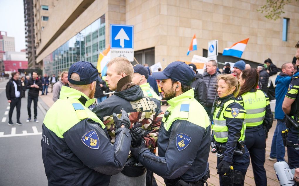 Demonstranten bij Theater LantarenVenster tijdens de voorleesmiddag Drag & Kids. beeld ANP, PHIL NIJHUIS