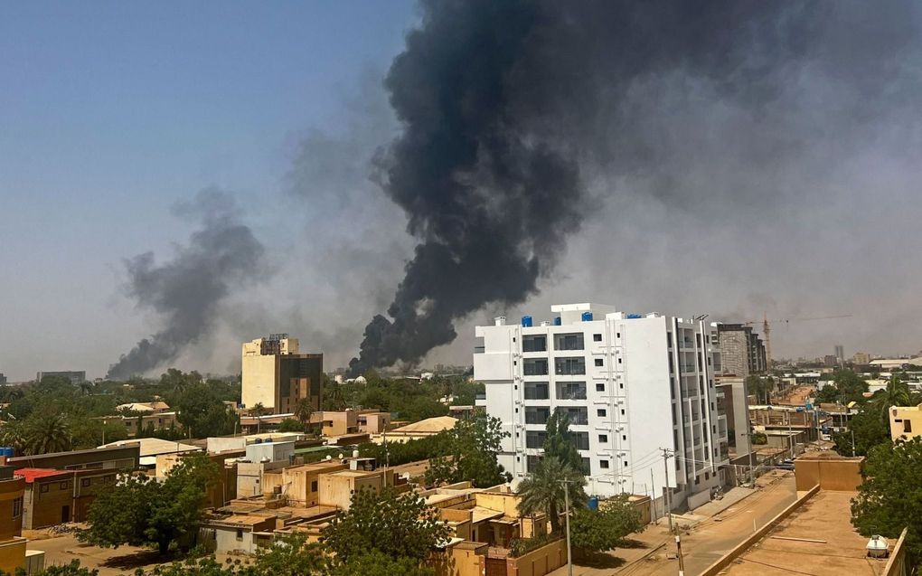 Zwarte rookwolken stijgen op in Khartoem. Twee generaals bevechten elkaar sinds zaterdag op leven en dood in Sudan. beeld AFP