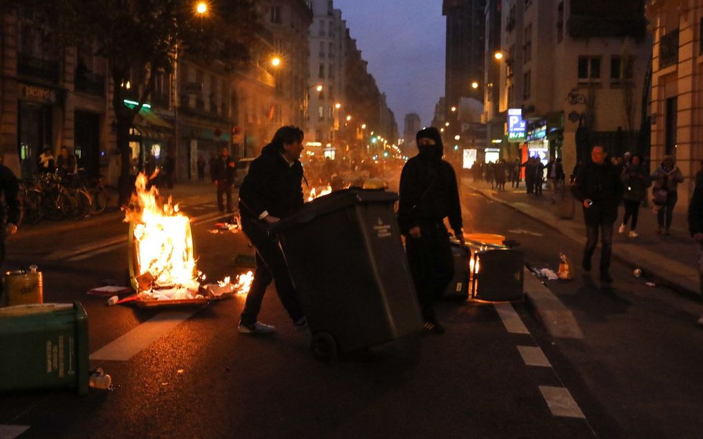 Demonstranten steken in Parijs barricades in brand tijdens een protest na de televisietoespraak van president Macron. beeld EPA, Teresa Suarez