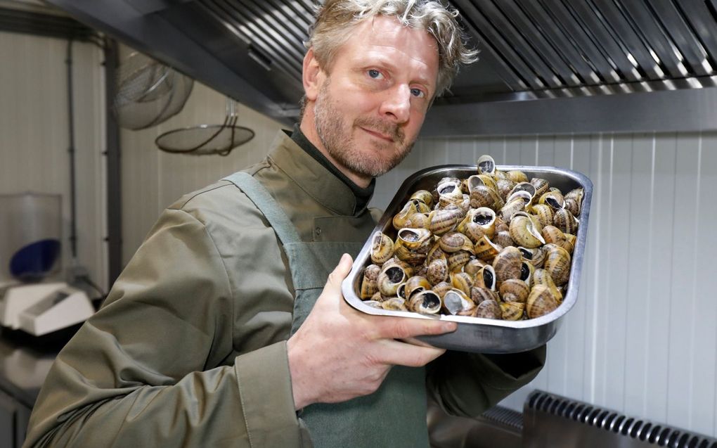 Lennard ter Hall (50) van Slow Escargots in Nieuwaal is gespecialiseerd in het koken en bereiden van wijngaardslakken. beeld VidiPhoto