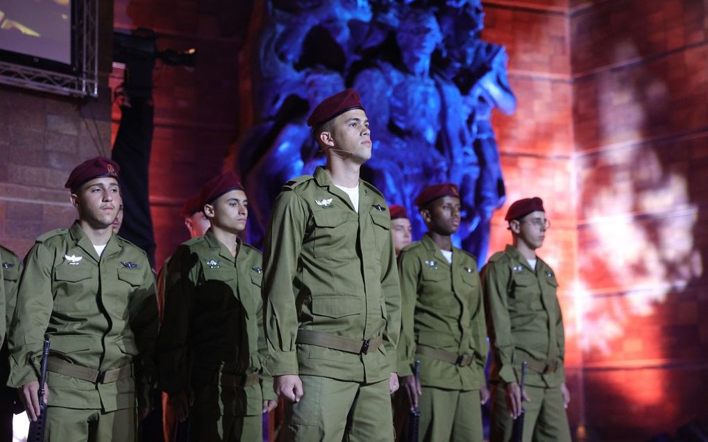 Israëlische militairen wonen maandagavond de herdenking van de Holocaust bij in Yad Vashem in Jeruzalem. beeld EPA, Abir Sultan