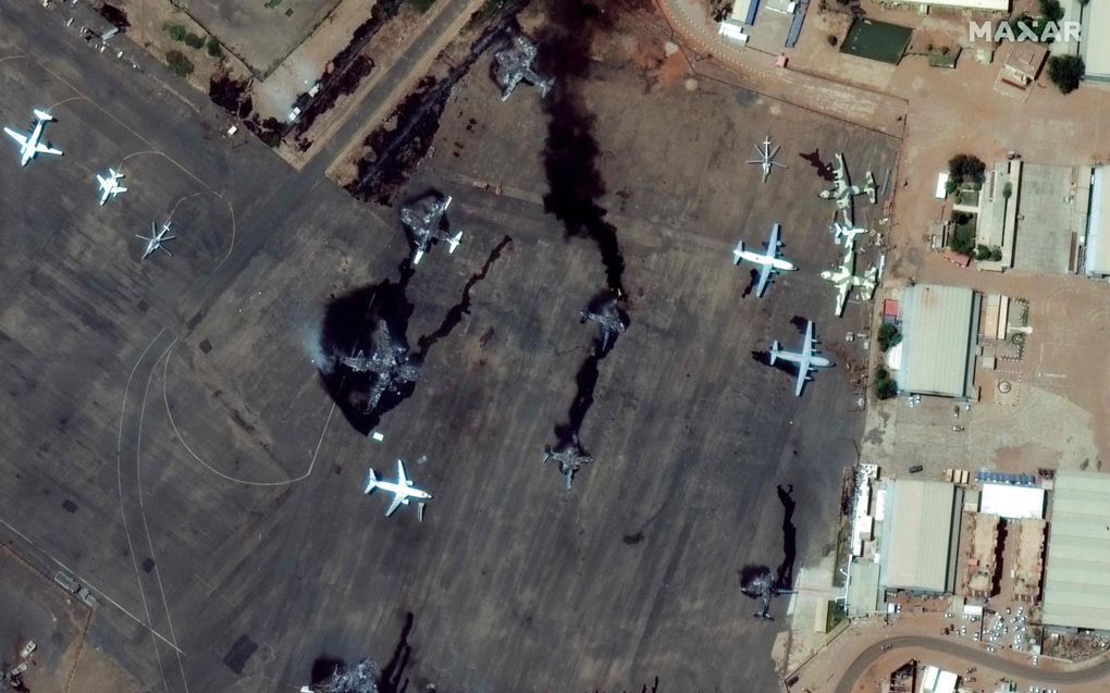 Beeld van de verwoestingen op de internationale luchthaven van Khartoem, Sudan. Het dodental van de strijd in Sudan steeg dinsdag naar zeker 185. beeld AFP