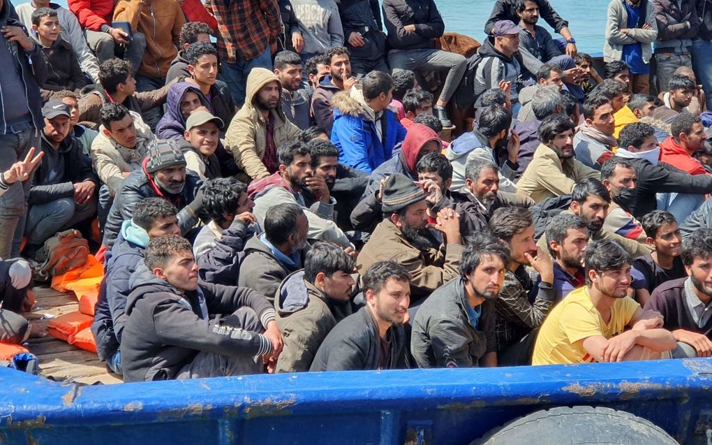 Een schip met 600 op zee geredde migranten komt aan in de haven van Catania, op het Italiaanse eiland Sicilië, 12 april. beeld EPA, Orietta Scardino