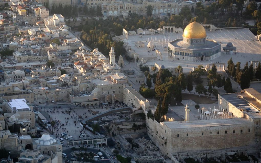 „De oudtestamentische trits stad, volk en land geeft het Nieuwe Testament niet op. Deze trits bepaalt de nieuwtestamentische horizon. Binnen dit kader bekritiseert het Nieuwe Testament ontspoorde praktijken in de tempel, maar schrijft het daarmee de tempel voorgoed af?” beeld iStock