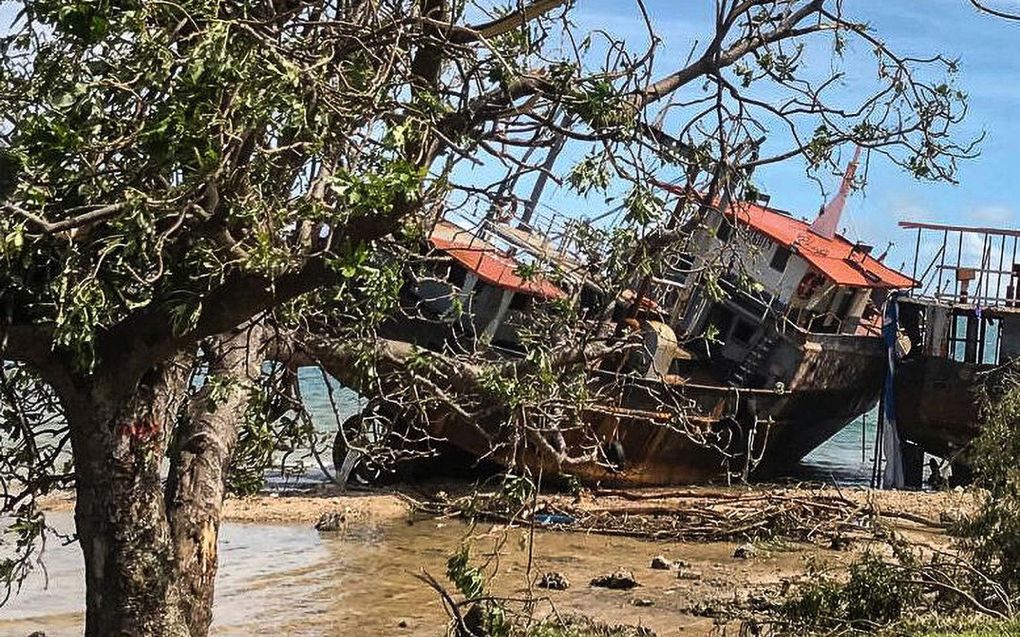 „Om maar iets dramatisch te noemen: wat kost het, als je geboortegrond in de golven verdwijnt? Het kwam recent weer in het nieuws: eilanden die onbewoonbaar worden  door de stijging van de zeespiegel. De regering van de eilandengroep Vanuatu, gelegen in de Stille Oceaan, heeft nu de hulp van de wereld ingeroepen.” Foto: nasleep van een tropische cycloon op het grootste eiland van Vanuatu, Espiritu Santo. beeld EPA, Luke Ebbs