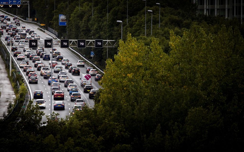 De avondspits op donderdag is gebruikelijk de drukste van de week. Daar komt nu ook vakantieverkeer bij. beeld ANP, Ramon van Flymen