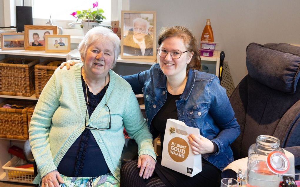 Paula Meijer - Baldé (l.) geeft haar dochter Marije van Drie - Meijer een notenpakket. „Wanneer de zon niet schijnt en zij binnenkomt, is de zon er alsnog.” beeld RD, Anton Dommerholt