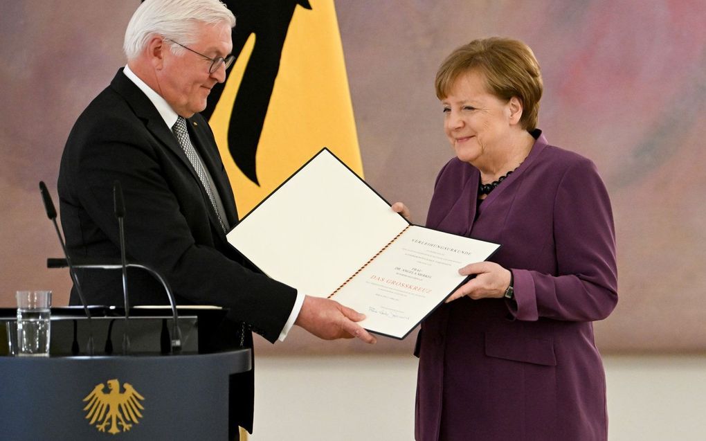 De Duitse president Steinmeier overhandigt oud-bondskanselier Merkel het Grootkruis van de Orde van Verdienste in Bijzondere Uitvoering. beeld EPA, Filip Singer