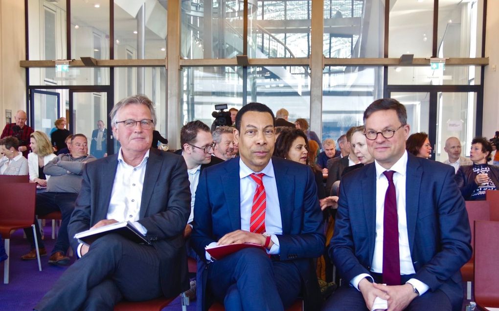 Siebe Riedstra, uitvoeringsregisseur van het compensatiepakket, minister Weerwind en Bas van den Tillaar, burgemeester van Vlissingen (v.l.n.r.). beeld Van Scheyen Fotografie