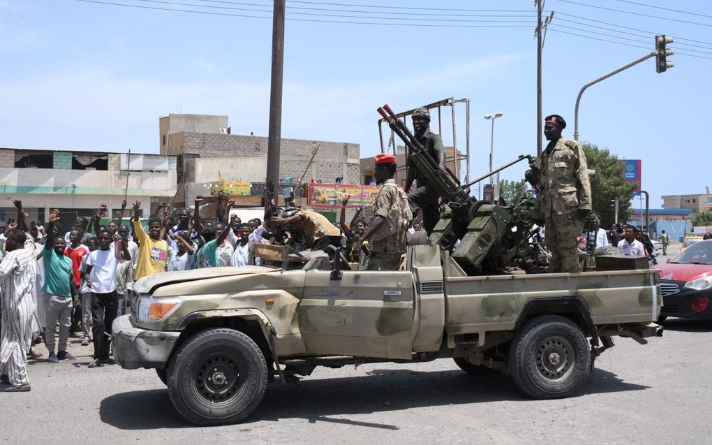 Gewapende militairen trekken door de Sudanese hoofdstad Khartoem. Bij zware gevechten zijn al 270 mensen om het leven gekomen. beeld  AFP