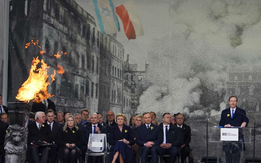 President Herzog van Israël is aan het woord bij de herdenking van de opstand van het Joodse getto in Warschau, afgelopen woensdag. Vooraan links de Duitse president Steinmeier en rechts de Poolse president Duda. beeld AFP, Janek Skarzynski