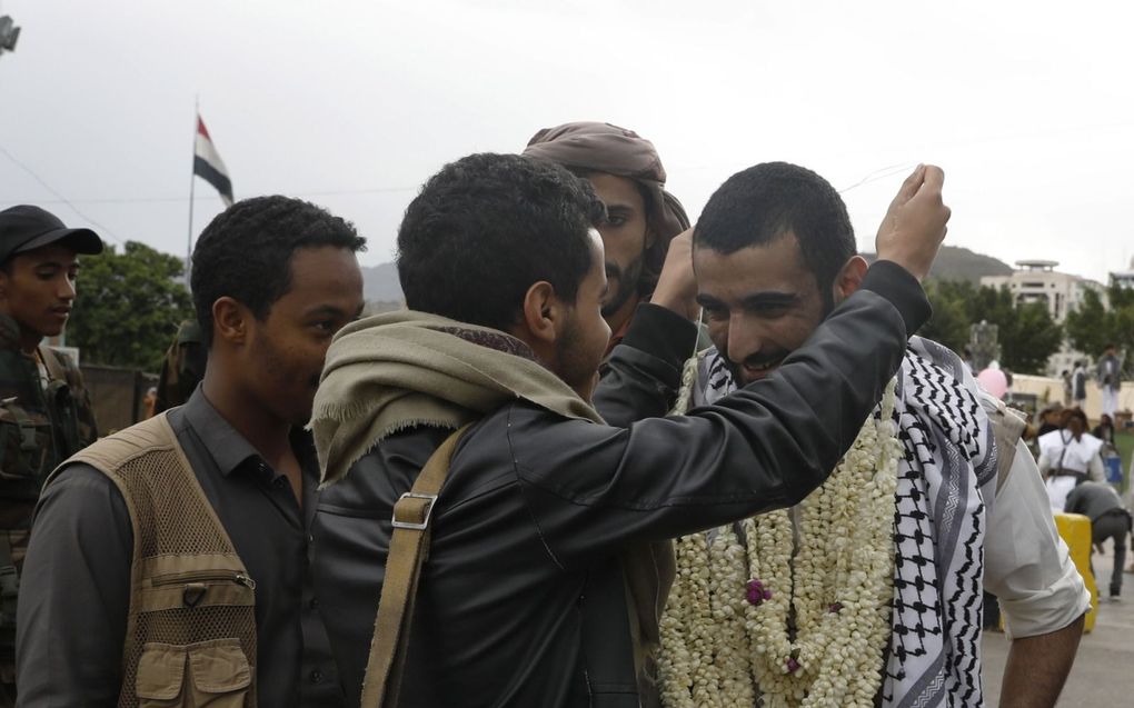 Vrijgelaten krijgsgevangene in Jemen. beeld EPA, Yahya Arhab