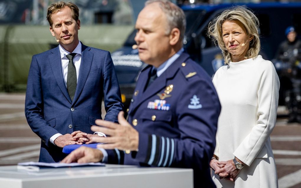 V.l.n.r.: staatssecretaris van Defensie Christophe van der Maat, Commandant der Strijdkrachten generaal Onno Eichelsheim en minister van Defensie Kajsa Ollongren tijdens de presentatie van de Defensienota 2022 op de Rotterdamse Van Ghentkazerne. beeld ANP, Sem van der Wal