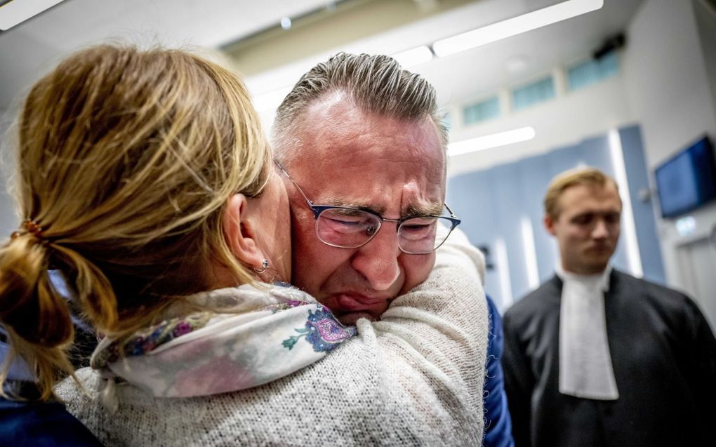 Richard de Mos is opgelucht na de vrijspraak van de rechtbank. De voormalig wethouder in Den Haag viel huilend zijn vrijgesproken medeverdachten in de armen. „Dan laat je een traantje.” beeld ANP, Robin Utrecht