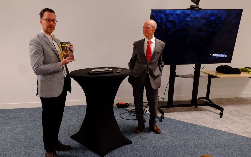 In Ede vond vrijdagmiddag de presentatie plaats van het boek van dr. H. Post (rechts) over het Bijbelboek Hooglied. Links uitgever Pieter Rouwendal (Brevier). beeld Gerrit van Dijk