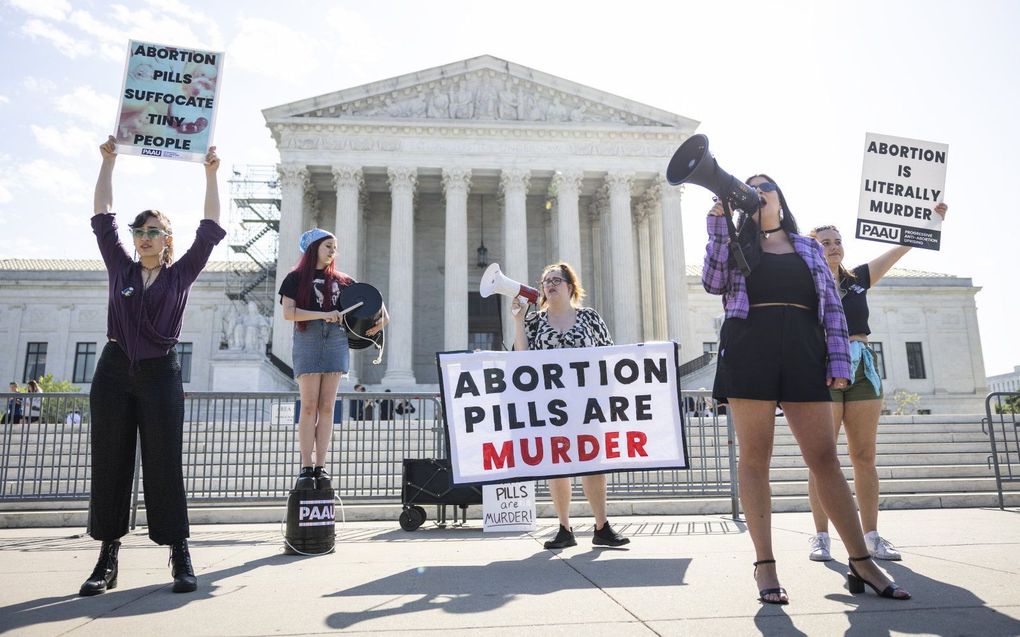 Prolife demonstranten voor het Amerikaanse Hooggerechtshof in Washington. beeld EPA, JIM LO SCALZO