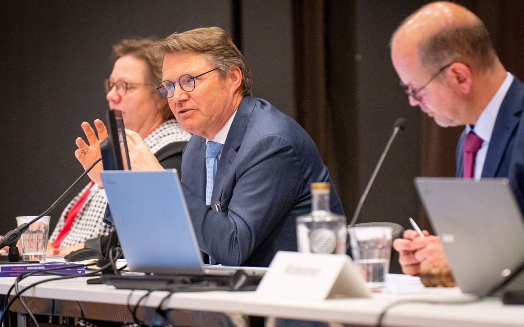 Enkele leden van het moderamen van de synode van de Protestantse Kerk, die vrijdag en zaterdag in Lunteren vergaderde. In het midden scriba dr. R. de Reuver. beeld Niek Stam