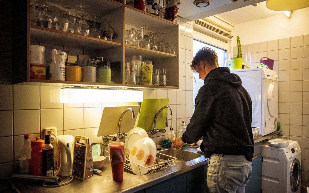 Een student doet de afwas in de gemeenschappelijke keuken van een studentenflat. beeld ANP, RAMON VAN FLYMEN