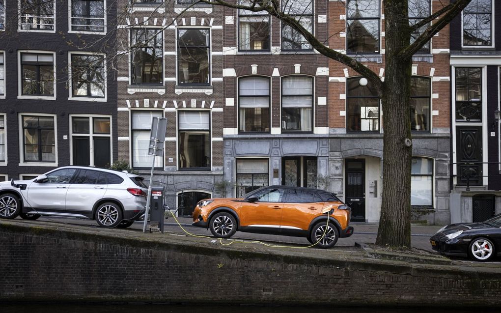 De aanschaf van emissievrije auto’s wordt voordeliger. Foto: een elektrische auto in Amsterdam. beeld ANP, Ramon van Flymen