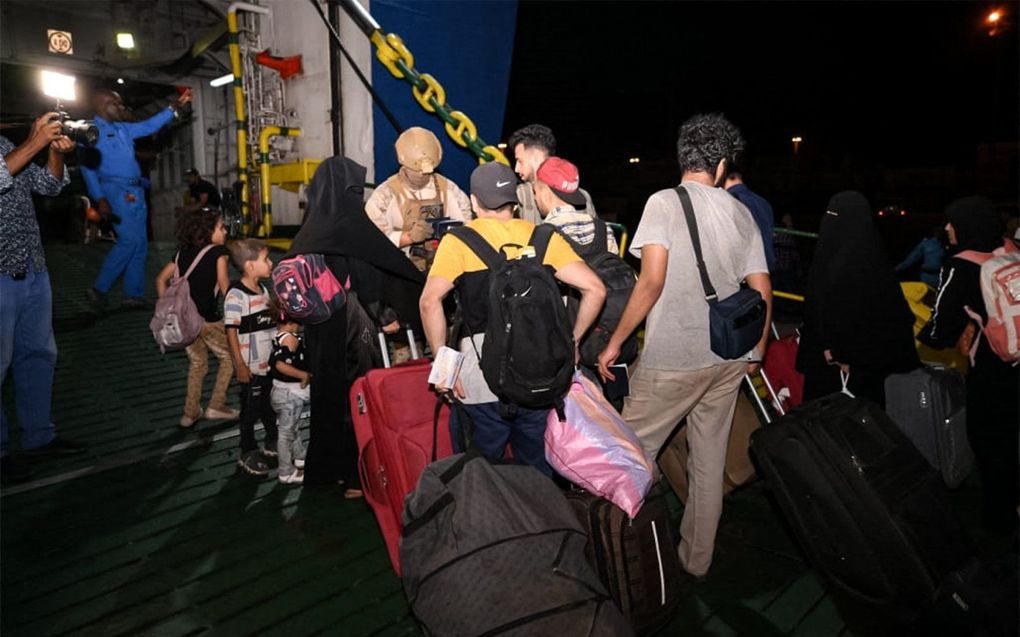 Mensen gaan aan boord van een passagiersveerboot bij hun evacuatie uit Port Sudan. beeld AFP