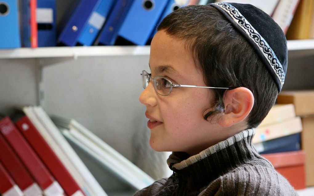 Leerling van de orthodox-Joodse school het Cheider in Amsterdam. beeld RD, Anton Dommerholt