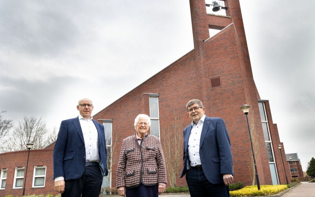 Ouderling A.G. Verbruggen, weduwe S. Wisse en oud-diaken P. Louwerse (v.l.n.r.) voor de Moriakerk in Emmeloord. beeld RD, Anton Dommerholt