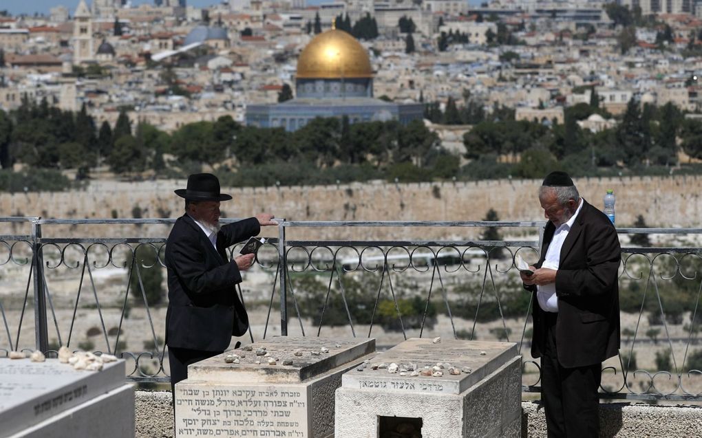 Voorafgaande aan de feestdag herdacht Israël dinsdag gesneuvelde militairen van de afgelopen 75 jaar. beeld EPA, Atef Safadi