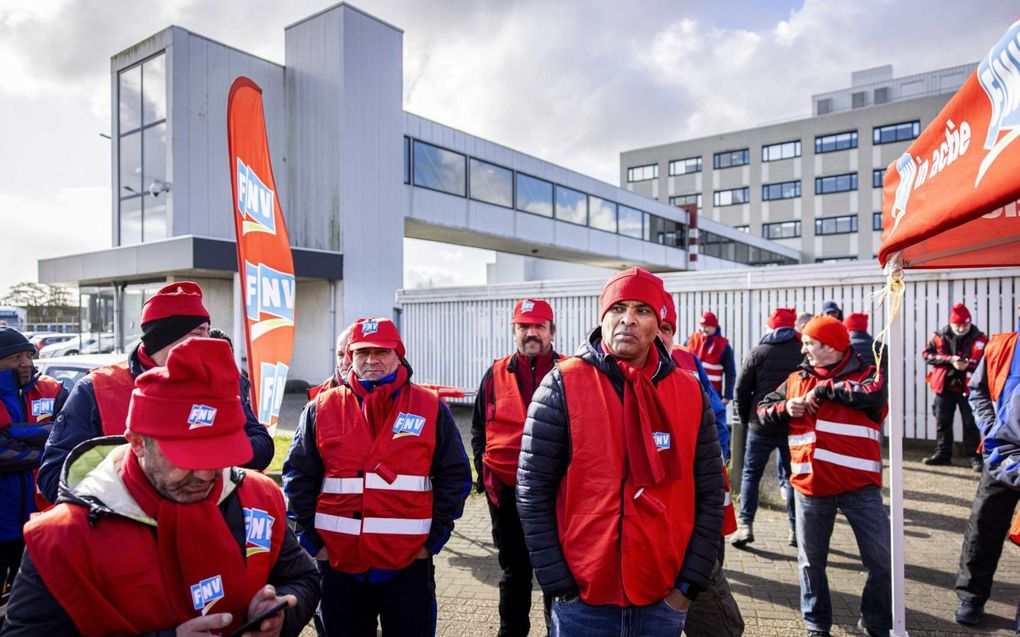 Medewerkers van het distributiecentrum van Albert Heijn in Zaandam verzamelen zich om zich in te schrijven voor een staking. beeld ANP, Ramon van Flymen