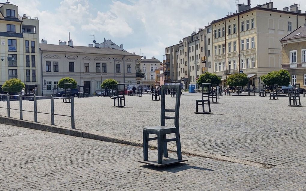 Het Plac Zgody, letterlijk Vredesplein, tegenover de apotheek was startpunt voor alle vernietigingstransporten. Het is na de Tweede Wereldoorlog omgedoopt tot Plac Bohaterow Getta, het Getto Heldenplein. Ter herdenking zijn hier 33  “oversized” bronzen stoelen opgesteld. Deze symboliseren het op straat dumpen van Joods huisraad. beeld Wim Eradus