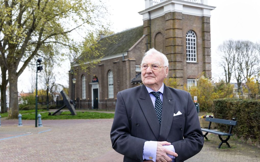 Ds. G. Bos voor het Kerkje aan de Zee in Urk. „Ik probeer van dag tot dag Jezus te blijven volgen.”  beeld RD, Anton Dommerholt