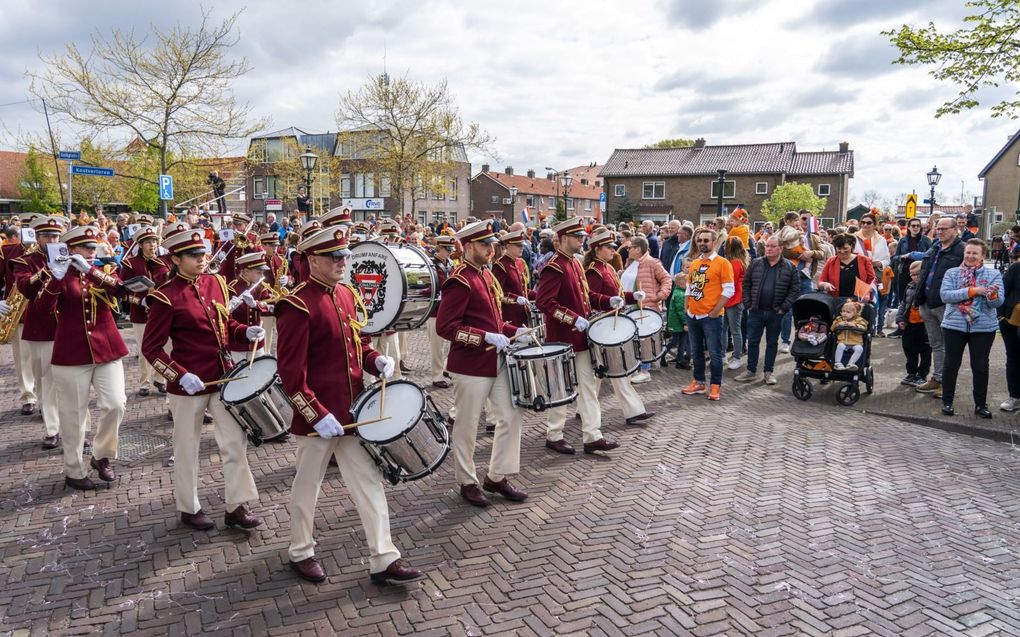 De aubade tijdens Koningsdag in Bunschoten-Spakenburg in 2022. beeld ANP, Jeroen Jumelet