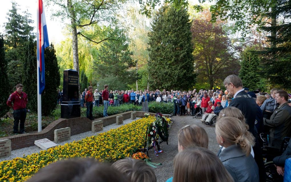 De vlag halfstok. Een halve kring rond het monument. Een erewacht, de burgemeester, schoolkinderen. Belangstellenden van alle leeftijden. Ieder jaar herdenkt Nederland op 4 mei op tal van plaatsen de slachtoffers van de Tweede Wereldoorlog. beeld André Dorst