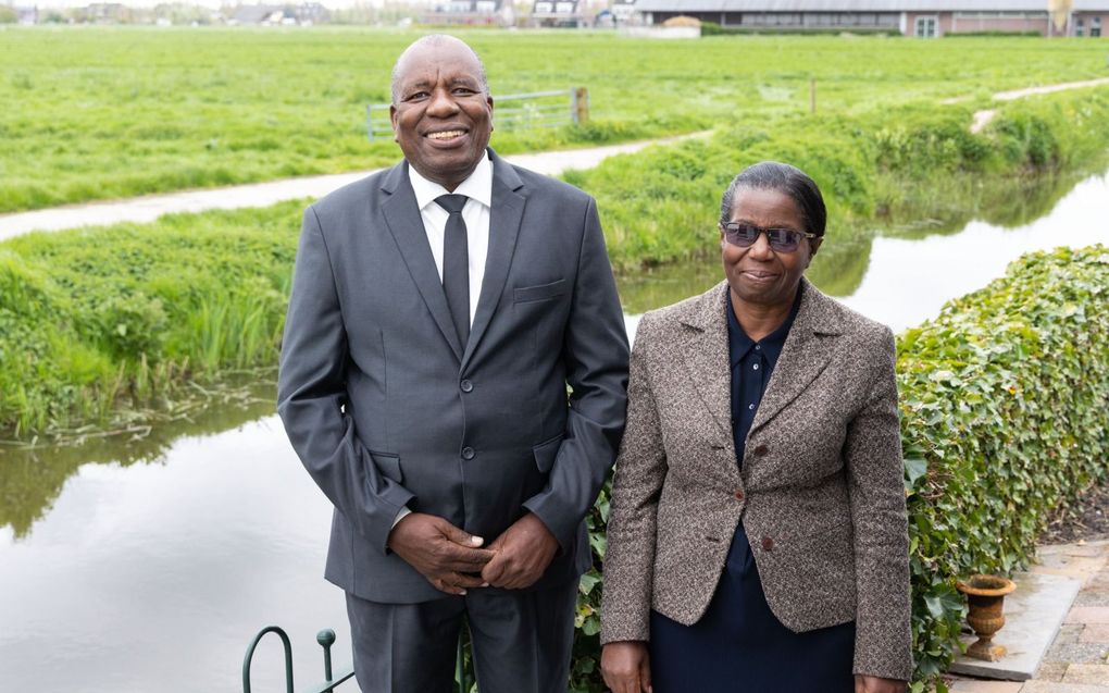 Ds. S. Khumalo en zijn vrouw wonen donderdag de Mbuma-zendingsdag in Gorinchem bij. De predikant dient gemeenten in het Afrikaanse Zimbabwe. beeld RD, Anton Dommerholt