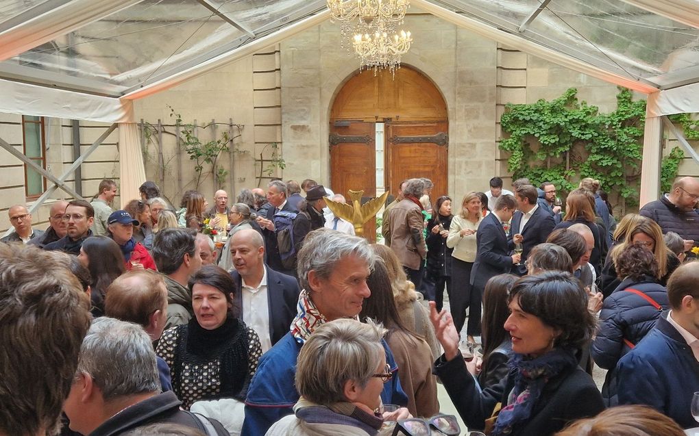 Bezoekers van de openingsceremonie van het Reformatiemuseum in Genève. beeld RD