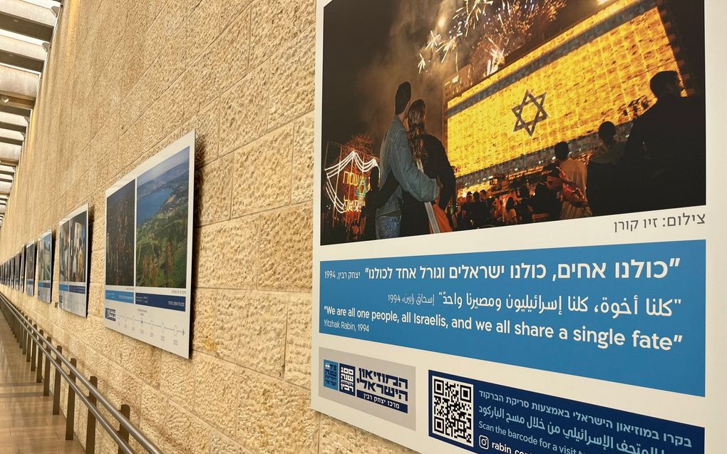 Grote borden op Ben-Gurion Airport in Tel Aviv belichten de geschiedenis van Israël. beeld RD