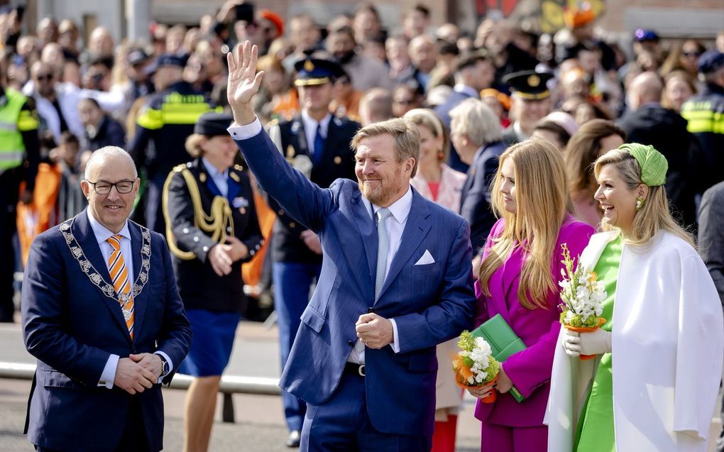 Koning Willem-Alexander, koningin Maxima, prinses Amalia en prinses Ariane tijdens de viering van Koningsdag in Rotterdam. Het bezoek markeerde het tienjarig koningschap van Willem-Alexander. beeld ANP, Robin van Lonkhuijsen