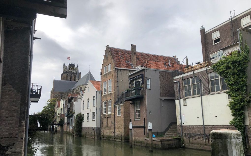 Dordtse gracht, met de Grote Kerk (archieffoto). beeld RD