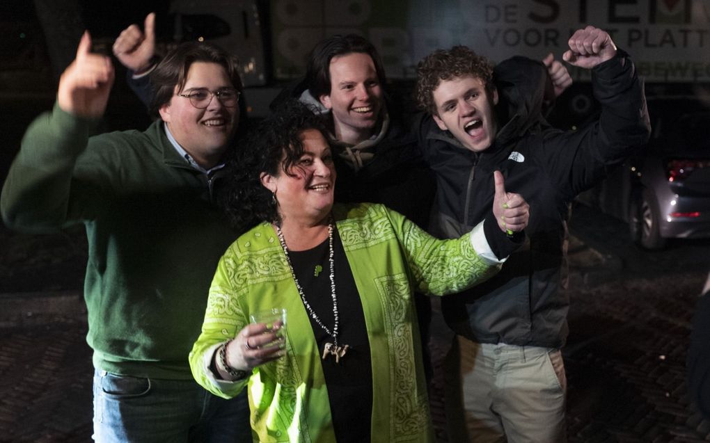 BBB-leider Caroline van der Plas poseert met jongeren tijdens de uitslagenavond van de Provinciale Statenverkiezingen op 15 maart.  beeld  ANP, Vincent Jannink