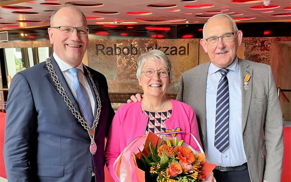 W. van Hartskamp en E.H. van Hartskamp-Dijkkamp uit Apeldoorn werden beiden lid in de Orde van Oranje-Nassau. Ze waren zeventien jaar koster van de hersteld hervormde gemeente in Apeldoorn. Ook hadden ze jarenlang bestuursfuncties bij de Christelijke Gemengde Zangvereniging De Lofstem in Emst. E.H. van Hartskamp is hier nog steeds voorzitter. beeld David Hakkenberg