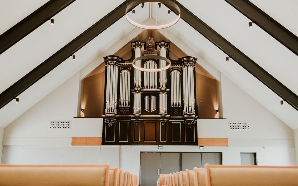 Het Van Damorgel met de nieuwe orgelkas in Berkenwoude. Lisette Koolmees Fotografie